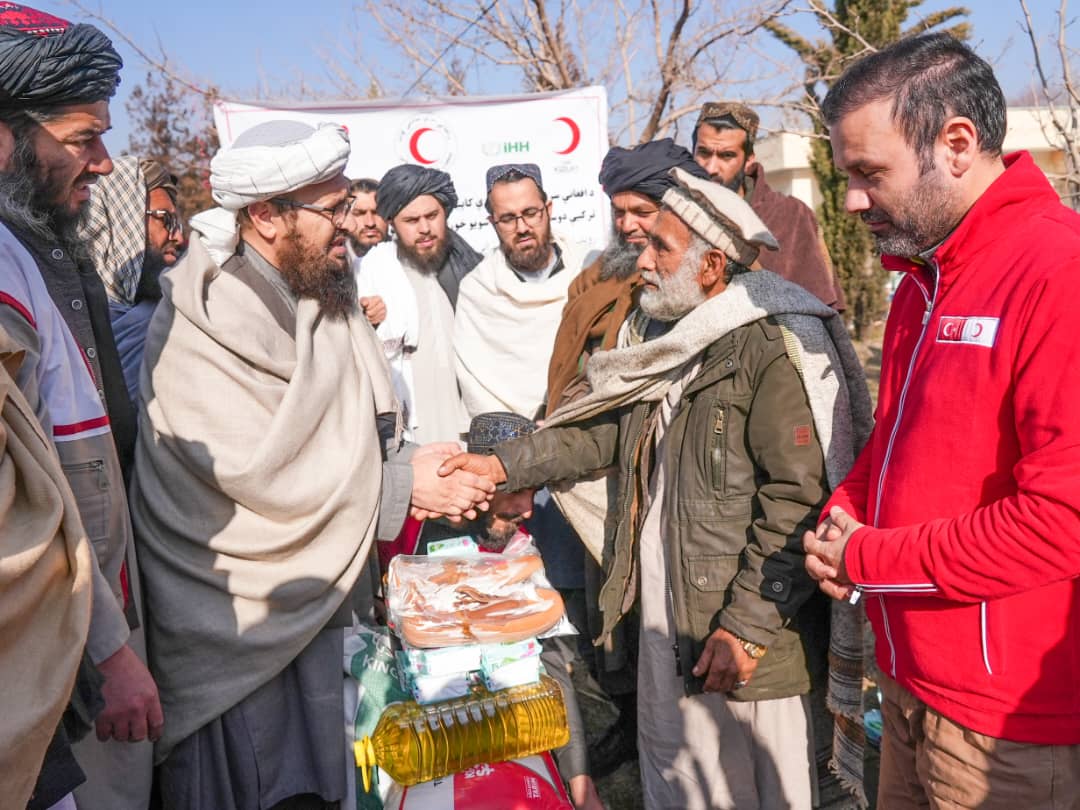کاپیسا کې د راستنو شوو هېوادوالو پراخ لاسنیوی؛ پر ۱۰۰۰ کورنیو نږدې ۹۶ ټنه بشري مرسته ووېشل شوه