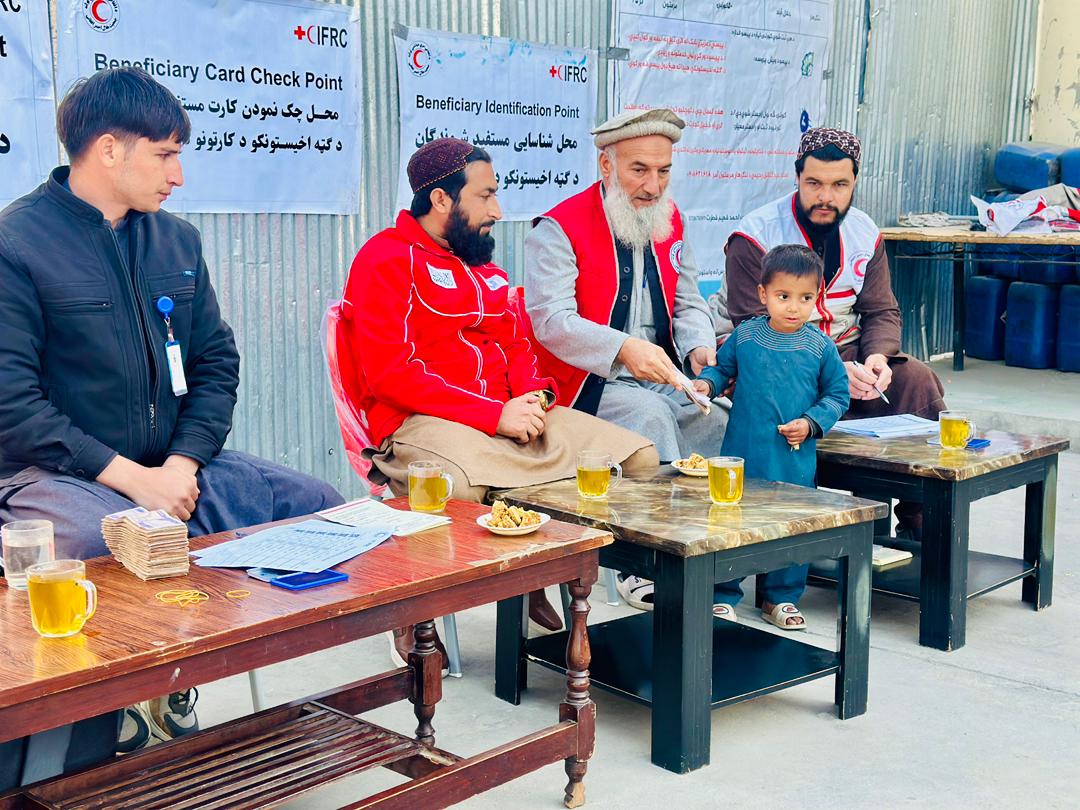 به منظور خودکفایی؛ به ۹۸ خانواده نیازمند و بی‌سرپرست در قندهار و ننگرهار، بیش از یک میلیون کمک نقدی توزیع شد