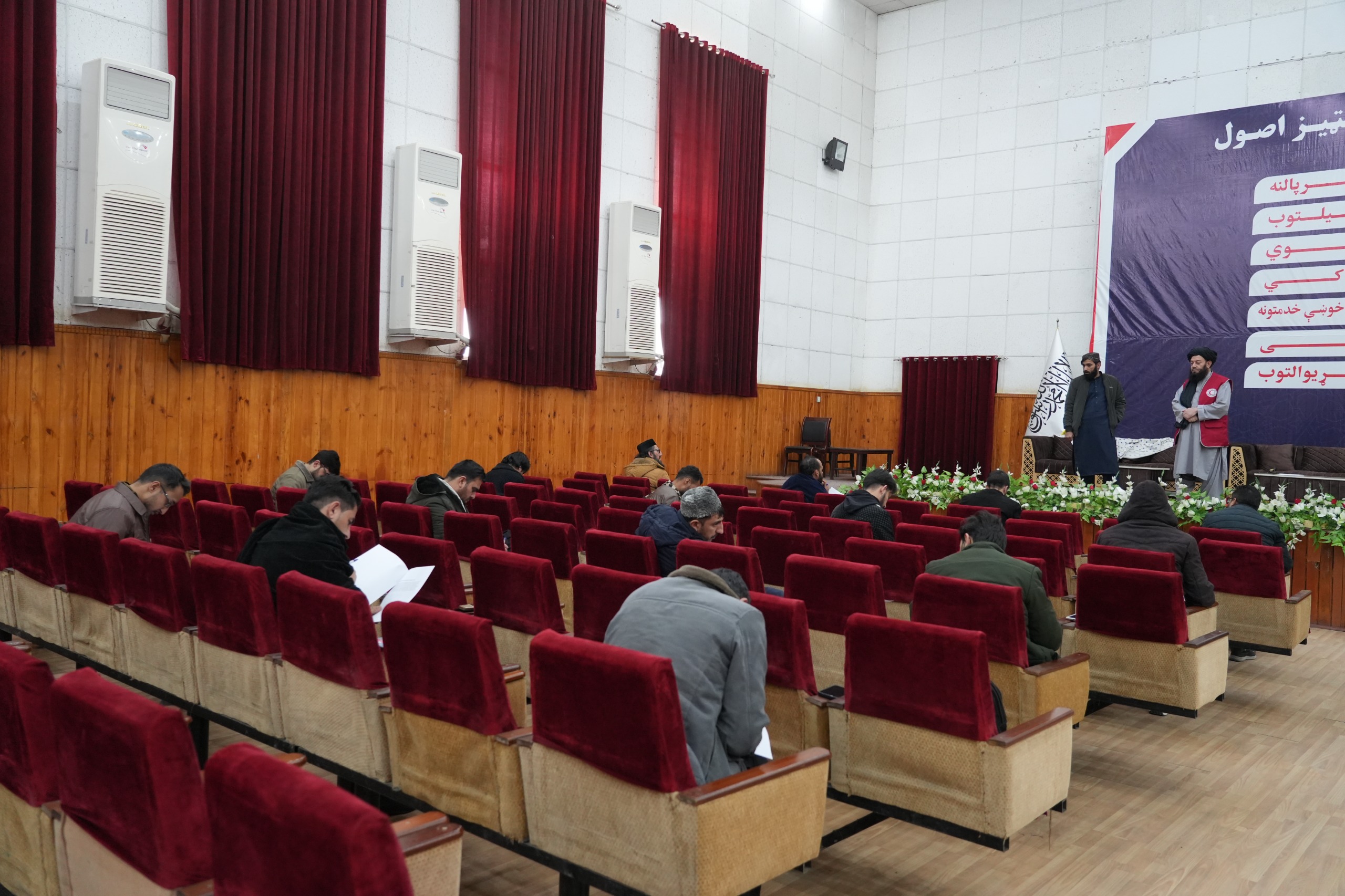 هلال‌احمر افغانی؛ امتحان بست‌های مترجم زبان انگلیسی و پروپوزل نویسی برگزار شد