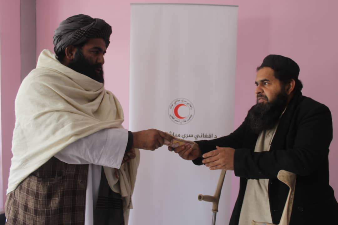 به منظور خودکفایی؛ به ۱۵۰ خانواده نیازمند در هرات، کندز و ارزگان نزدیک به دو میلیون افغانی کمک نقدی توزیع شد