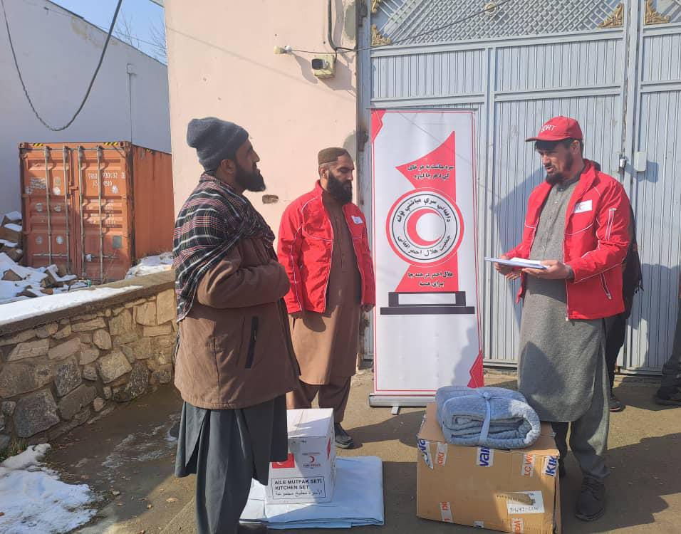 به خانوادهٔ آسیب‌دیده از آتش‌سوزی در پروان کمک عاجل صورت گرفت