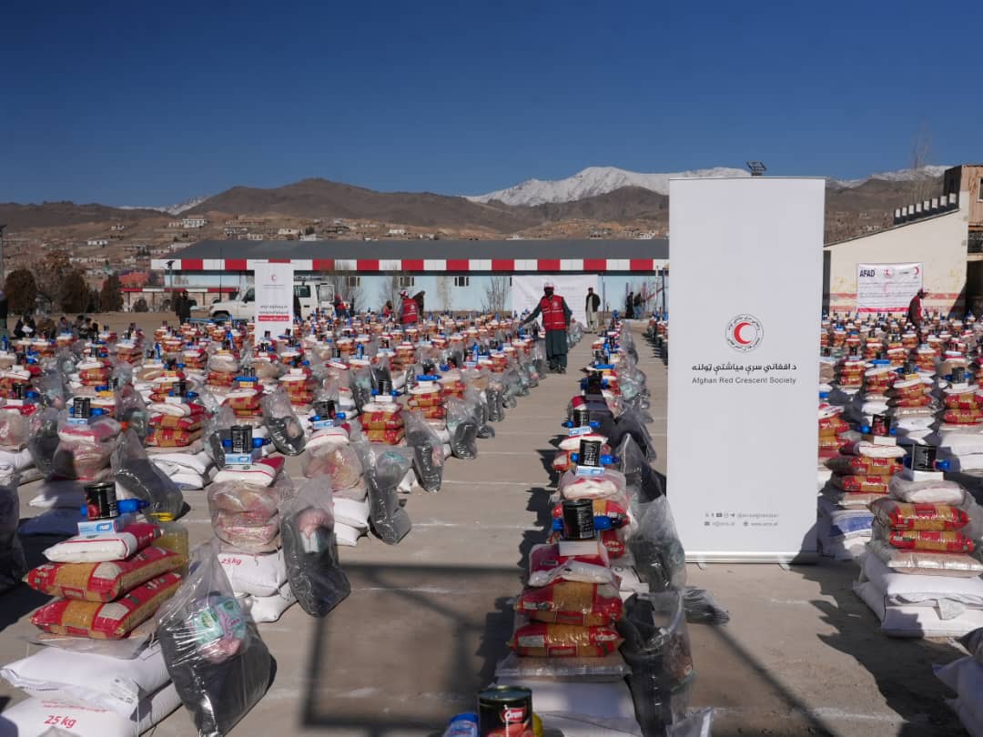 به رهبری محترم شیخ‌الحدیث شهاب‌الدین دلاور؛ ۹۴ تُن مواد غذایی و غیرغذایی برای ۱۰۰۰ خانوادۀ عودت‌کننده در ولایت میدان وردک توزیع شد