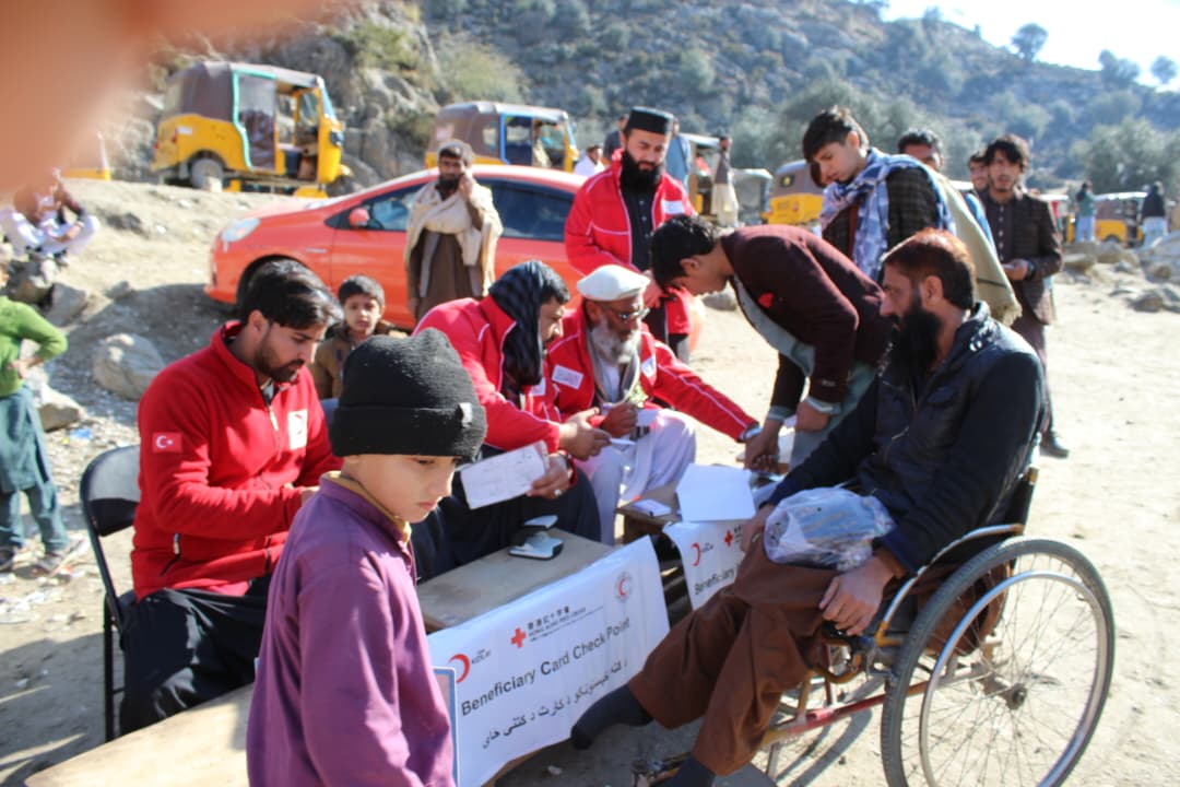 کونړ؛ ۷۰۰ زلزله ځپلې کورنۍ د څه باندې ۱۰۷ ټنه خوراکي توکو له مرستې برخمنې شوې