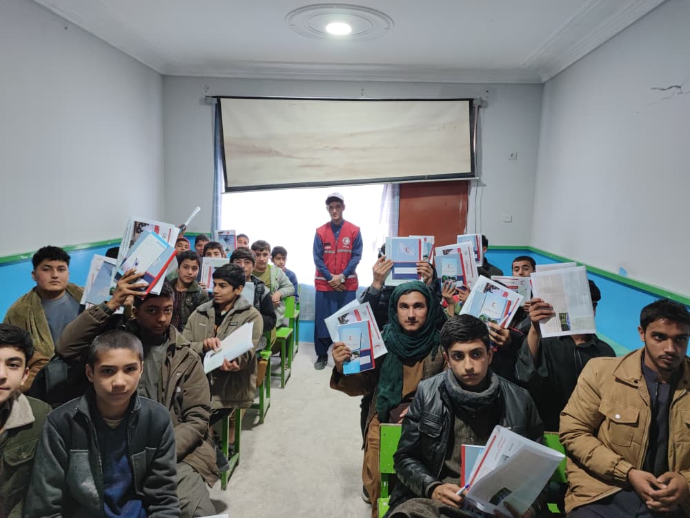 مراکز آموزشی؛ برای هزاران جوان زمینهٔ آموزش‌های دینی و عصری  فراهم شده است