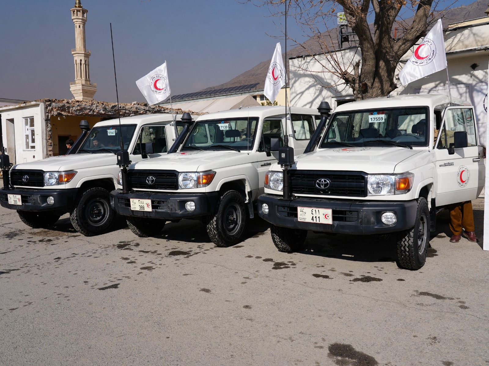 د نړیوالو کاري شریکانو له لوري افغاني سرې میاشتې ته ۸ عرادې موټر وسپارل شول