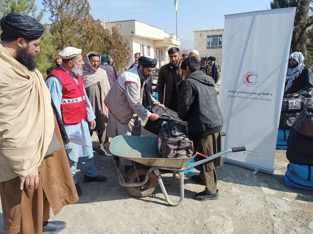 به ۱۰۰۰ خانوادهٔ نیازمند و عودت‌کننده در پنجشیر و کاپیسا کمک زمستانی توزیع شد