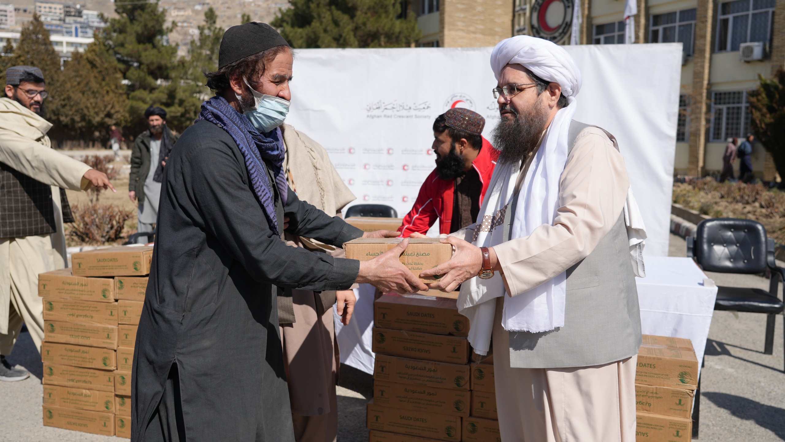 د روژې په مناسبت؛ کابل کې د ۱۱ ټنه خرما د وېش لړۍ پیل شوه