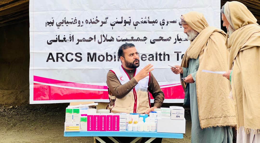 ننګرهار کې د ورښتونو له امله اغېزمنې کورنۍ سره نغدي مرسته وشوه