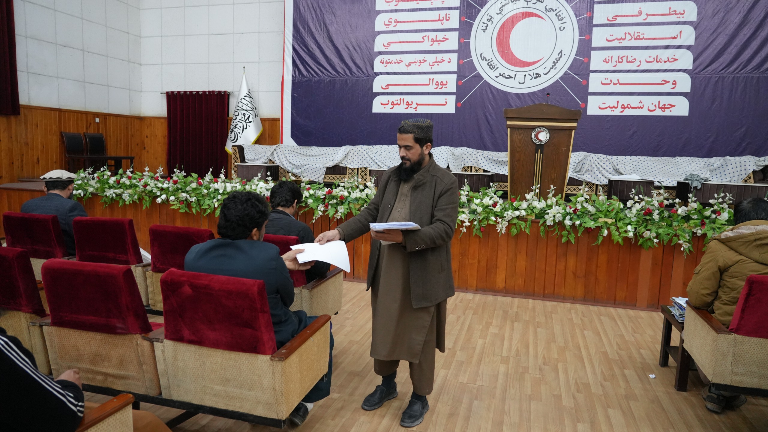 هلال‌احمر افغانی به‌منظور استخدام انجنیران امتحان تحریری اخذ کرد