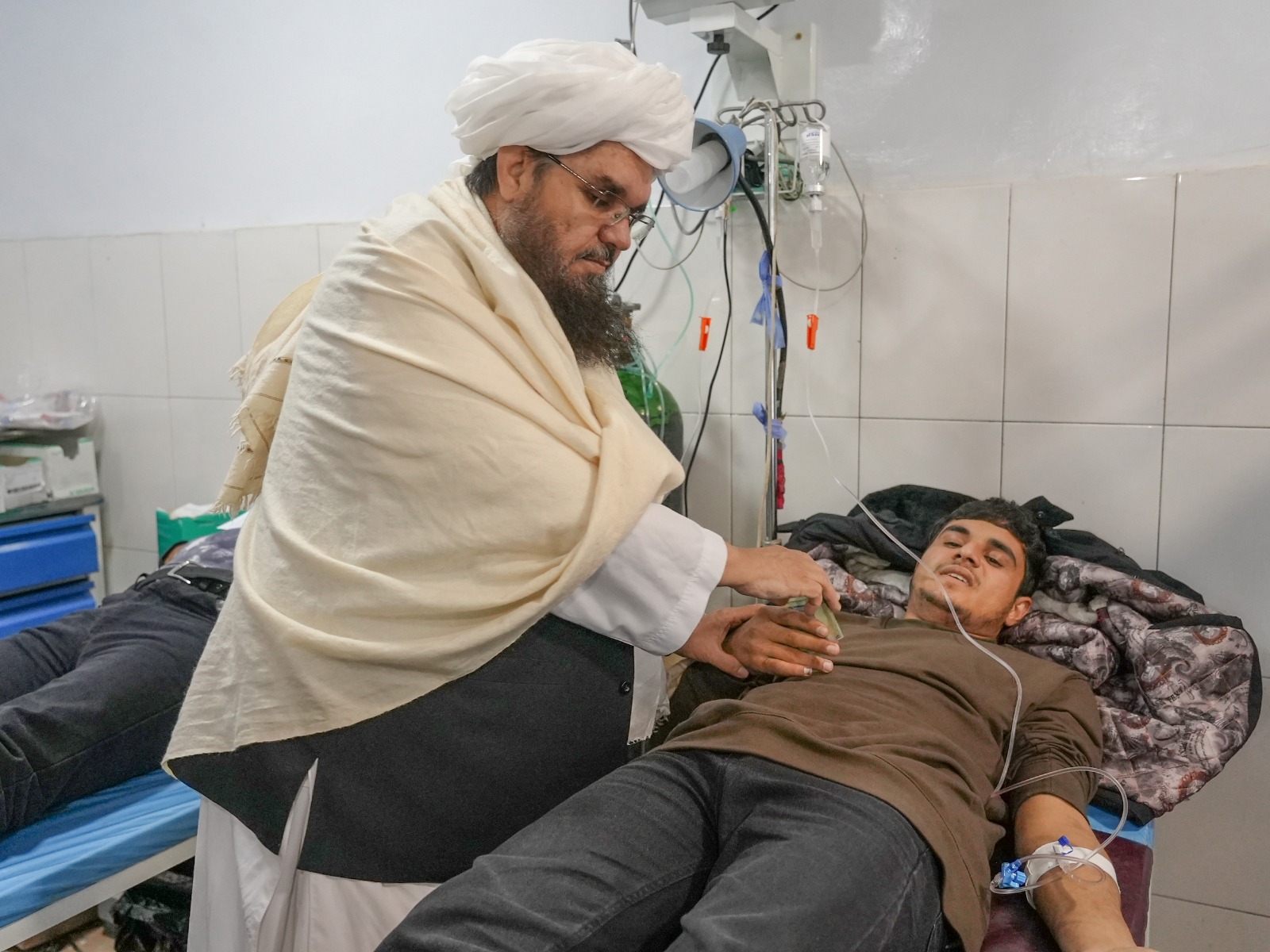 کابل؛ د ترکیې او ایران پر پوله په واوره کې بند پاتې ۱۴ هېوادوال د درملنې لپاره روغتونونو ته ولېږدول شول