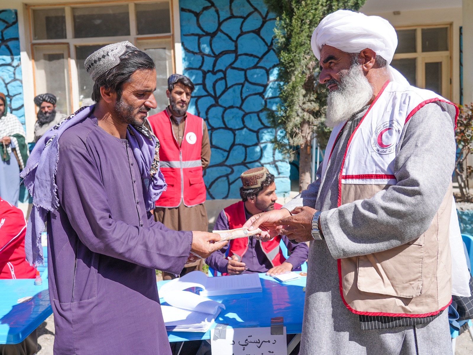 افغاني سرې میاشتې پکتیا کې ۳۰۰۰ داخلي بې‌ځایه شوو کورنیو ته ۴۵ میلیونه افغانۍ مرسته ورکړه