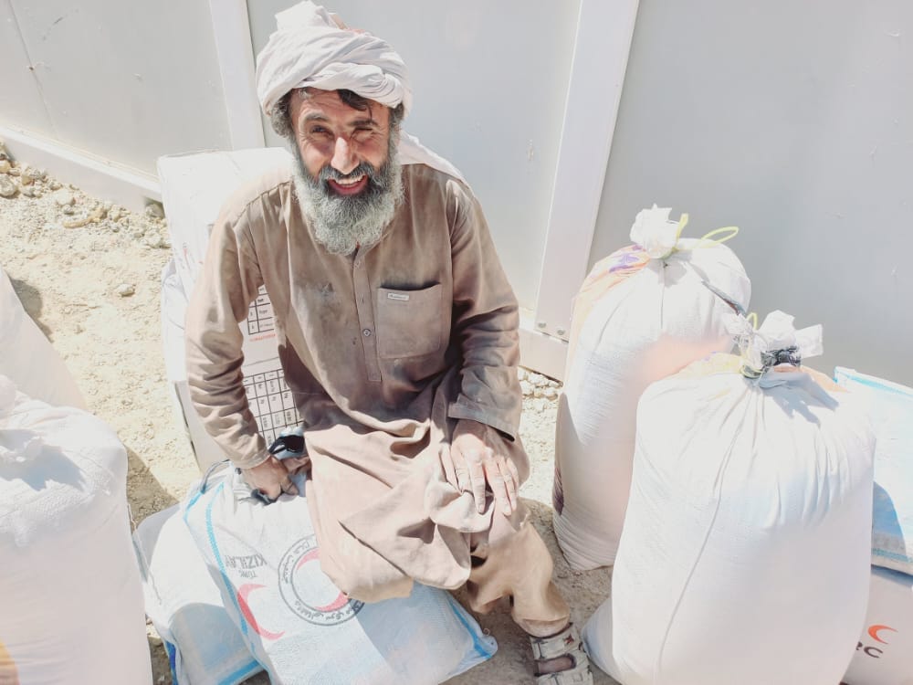 هلال احمر افغانی همرای ۳۰۰ خانواده سیلاب زده در ولسوالی شورابک ولایت قندهار کمک های غذایی کرد