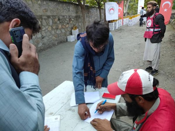  افغاني سرې میاشتې ټولنې د ننګرهار ولایت دره نور ولسوالۍ کې ۲۰۰ زلزله ځپلو کورنیو ته خوراکي توکي وویشل