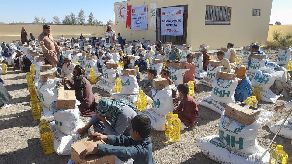 از سوی هلال احمر افغانی به ۴۰۰ خانواده متضررين اﺯ اثر خشکسالی در ولایت فراه کمک نمود!