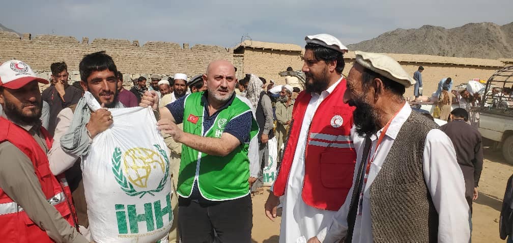هلال احمر افغانستان برای ۱۰۰۰ خانواده فقیر در ولایات کنر و ننگرهار مواد غذایی توزیع نمود!