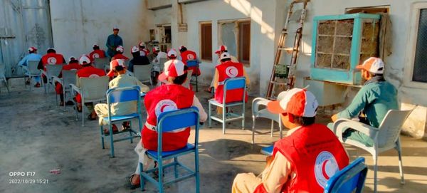 هلال احمر افغانی در حال حاضر دارای ۳۶ مرکز آموزشی در سراسر کشور دارد که صدها جوان و کودک در دوره های مختلف کوتاه مدت در آن تحصیل می نمايند.