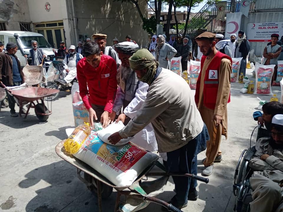 جمعیت هلال احمر افغانی در ولایت کابل برای ۴۰ خانواده مواد غذایی مساعدت نمود!