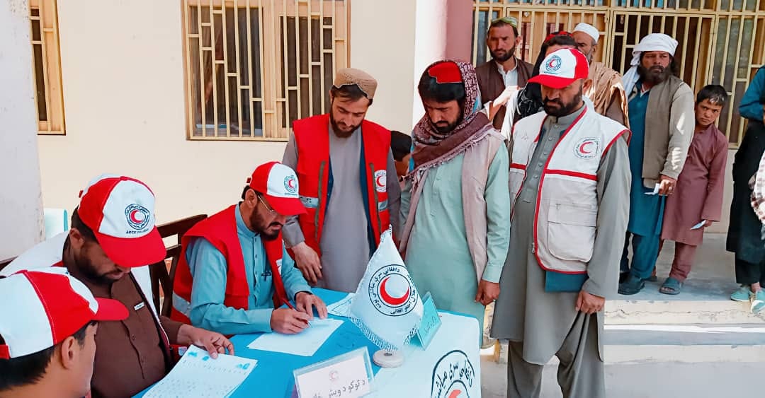 جمعیت هلال احمرافغانی برای ۳۰۰ خانواده در ولایت پکتیا مساعدت نمود!