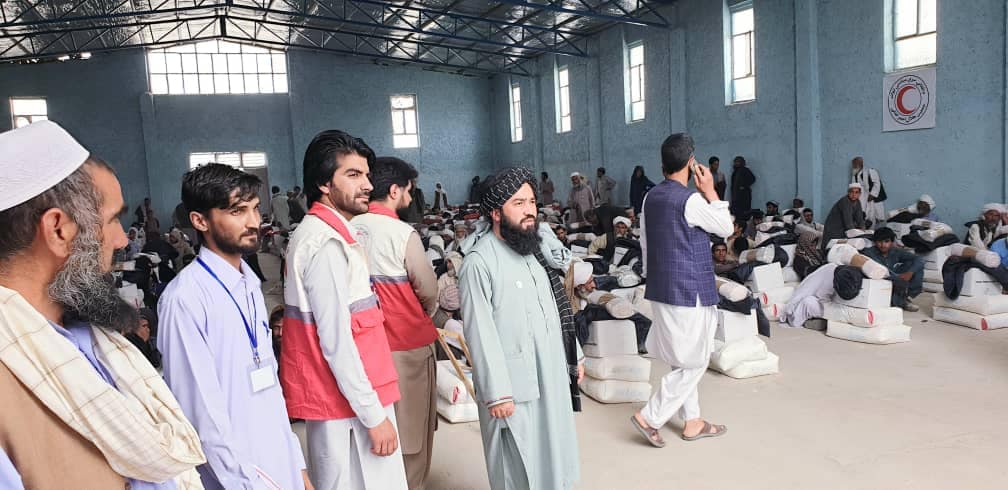 جمعیت هلال احمرافغانی برای ۳۰۰ خانواده در ولایت نیمروز مساعدت نمود!