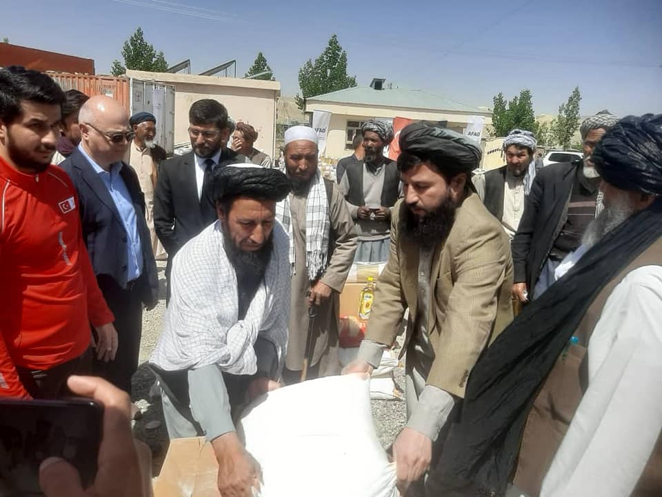 هلال احمر افغانی برای ۳۰۰ خانواده در ولایت بامیان مساعدت نمود!