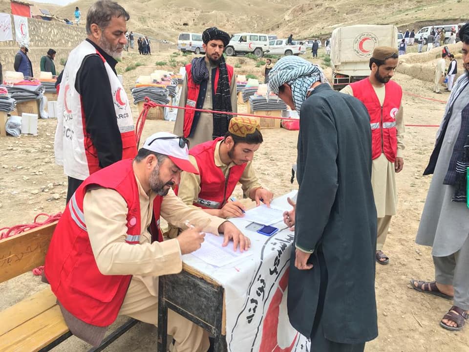 از طرف هلال احمرافغانی در ولایت بلخ برای ۱۸ خانواده سیلاب زده مساعدت صورت گرفت!