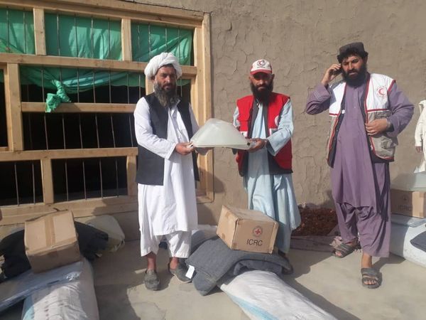 د افغاني سرې میاشتې‌ ټولنې د ارزګان ولایت په خاص ارزګان ولسوالۍ کې(۱۵) کورنیو ته غیري خوراکي مواد او (۲۰۰۰) زره سېلاب ځپلو کورنیو ته وچه ډوډۍ او ملایې ووېشل!