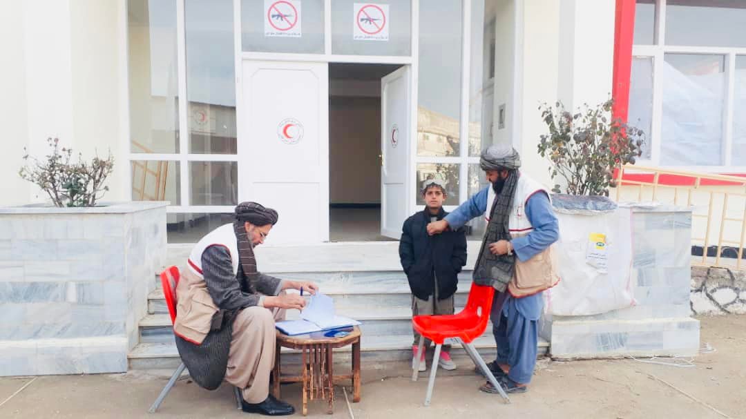 اغاز روند مساعدت های جمعیت هلال احمر افغانی برای ۲۰۰ خانواده در  ولایت زابل!