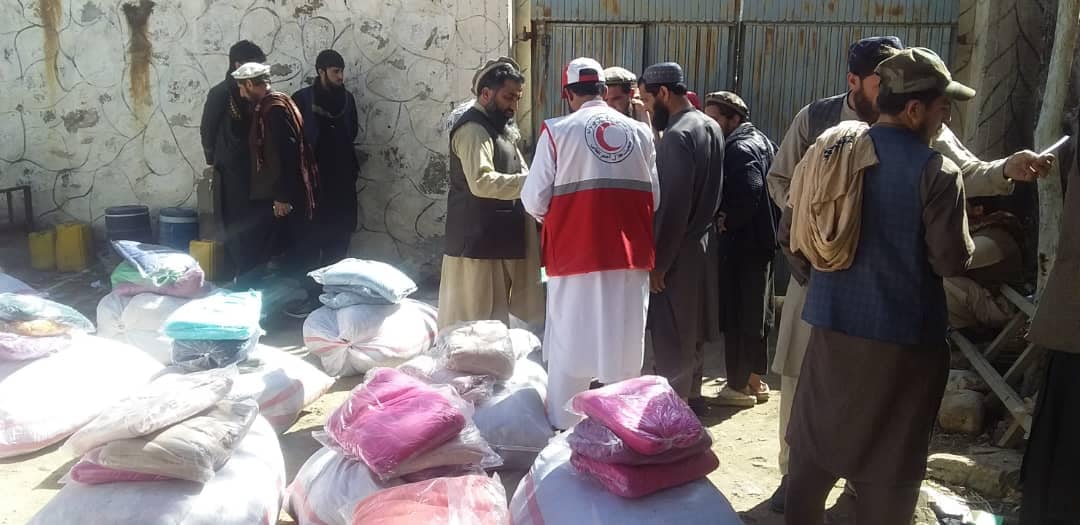 جمعیت هلال احمرافغانی در ولایت نورستان برای ۴۰۰ خانواده نیازمند البسه زمستانی توزیع نمود!