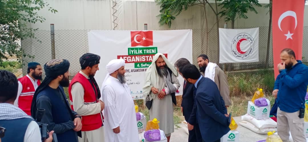 هلال احمرافغانی در ولایت بلخ برای ۳۰۰ خانواده نیازمند مساعدت نمود!