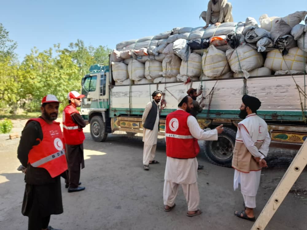 پکتیکا او خوست کې زلزله ځپلو سیمو ته لا هم د افغاني سرې میاشتې له لوري د خوراکي او غیر خوراکي توکو تو درملو مرستې روانې دي.