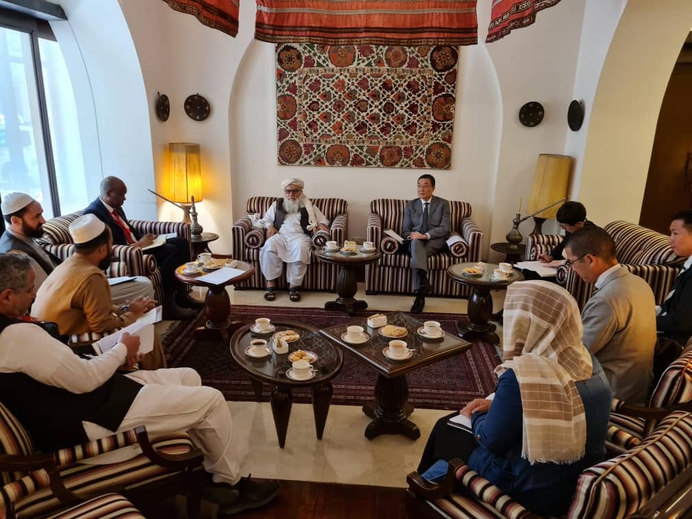 د افغاني سرې میاشتې سرپرست عمومي رییس په افغانستان کې د جاپان له سفیر، د جاپان د جایکا خیریه بنسټ له مسؤل او افغانستان کې د نړیوال فدراسیون له مشر سره په افغانستان کې د بشري مرستو په تړاو ناسته ترسره کړه!