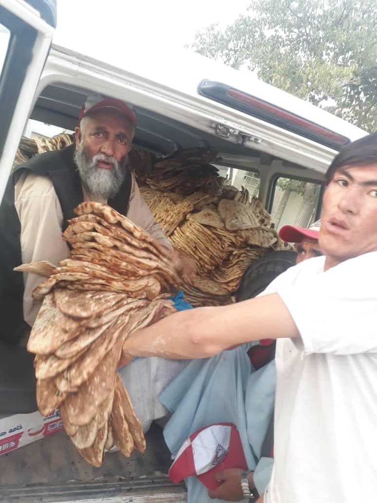 د افغاني سرې میاشتې‌ ټولنې د ارزګان ولایت په خاص ارزګان ولسوالۍ کې(۱۵) کورنیو ته غیري خوراکي مواد او (۲۰۰۰) زره سېلاب ځپلو کورنیو ته وچه ډوډۍ او ملایې ووېشل!