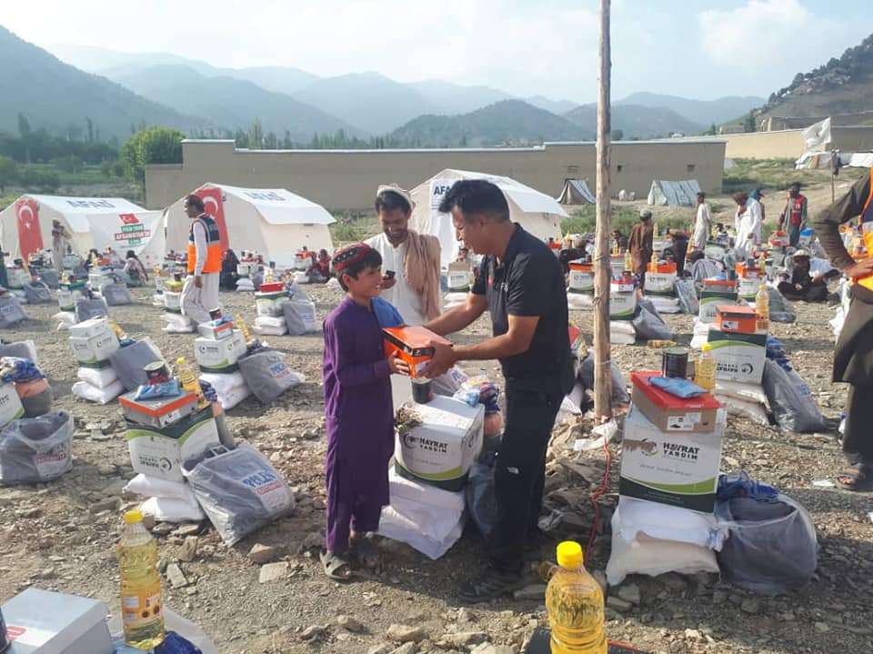 جمعیت هلال احمر افغانی برای ۳۰۰ خانواده در ولایت پکتیکا مواد غذایی وغیر غذایی مساعدت نمود!