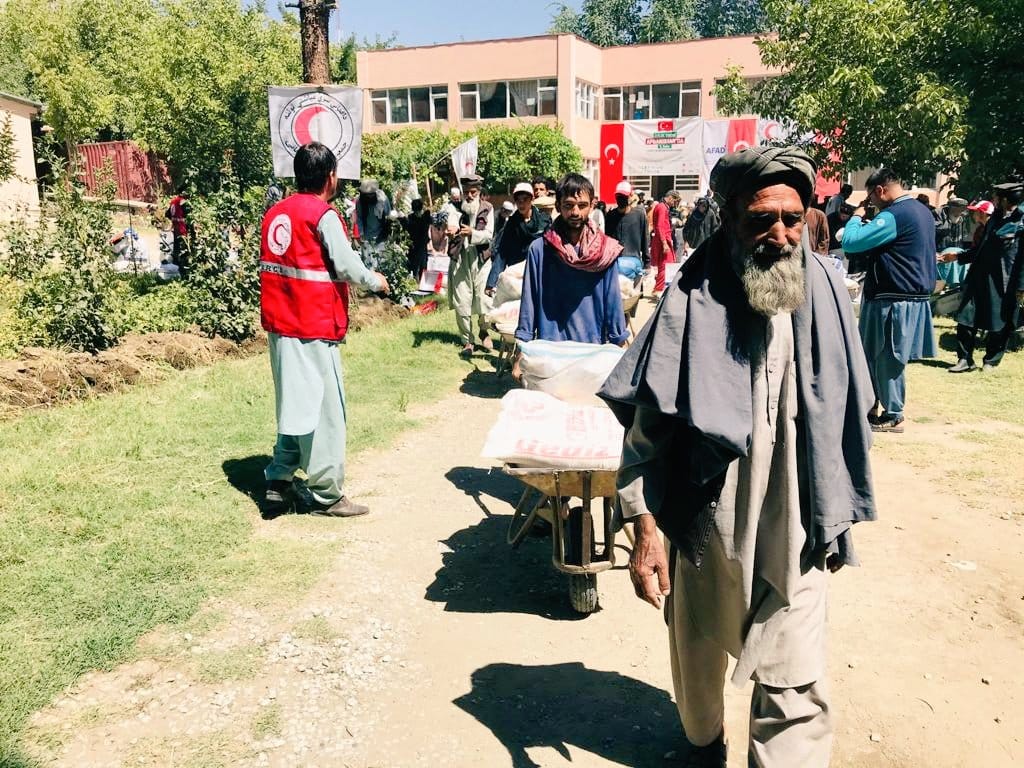به تعداد ۱۵۰ خانواده از کمک های بشر دوستانه جمعیت هلال احمرافغانی در ولایت پروان مستفید گردیدند!