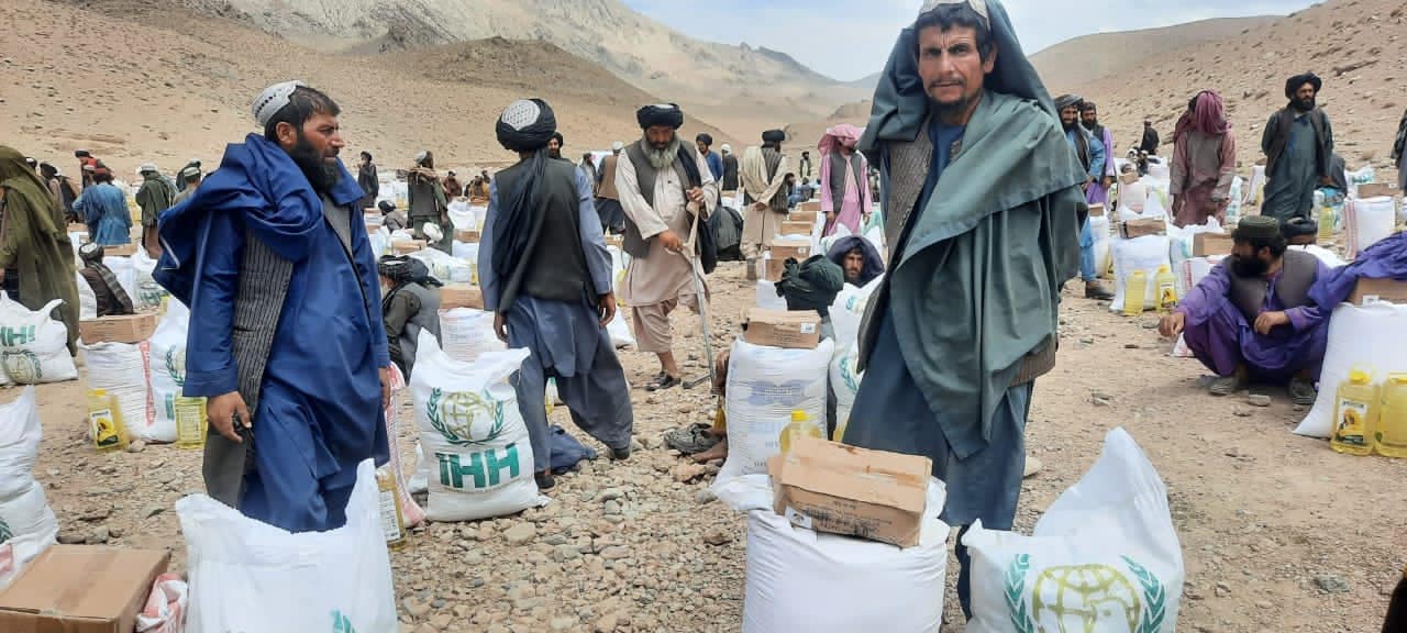 هلال احمر افغانی برای ۳۰۰ خانواده در ولسوالی گیزاب ارزگان کمک های غذایی توزیع نمود!