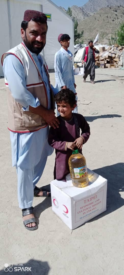 د افغاني سرې میاشتې له لوري خوست ولایت کې 400 زلزله ځپلو کورنیو ته مرسته ووېشل شوه!