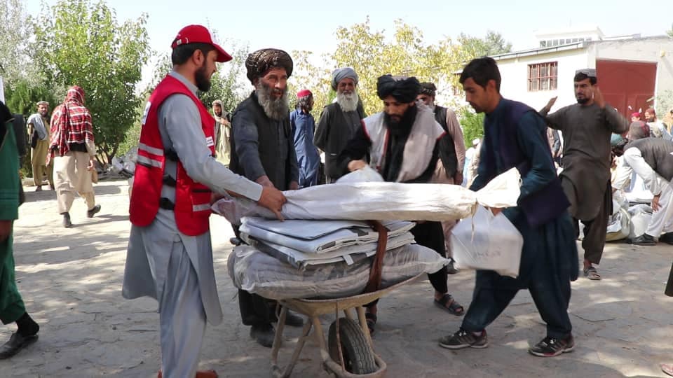 افغاني سرې میاشتې د میدان وردګو ولایت ٤٠٠ سېلاب ځپلو کورنیو ته مرسته ووېشله!