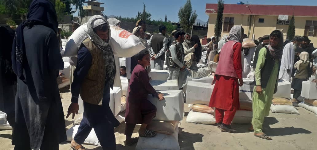 لغمان ولایت کې د افغاني سرې میا شتې له خوا ۱۰۰۰ کورنیو ته د مرستو د ویش لړۍ پیل شوه!