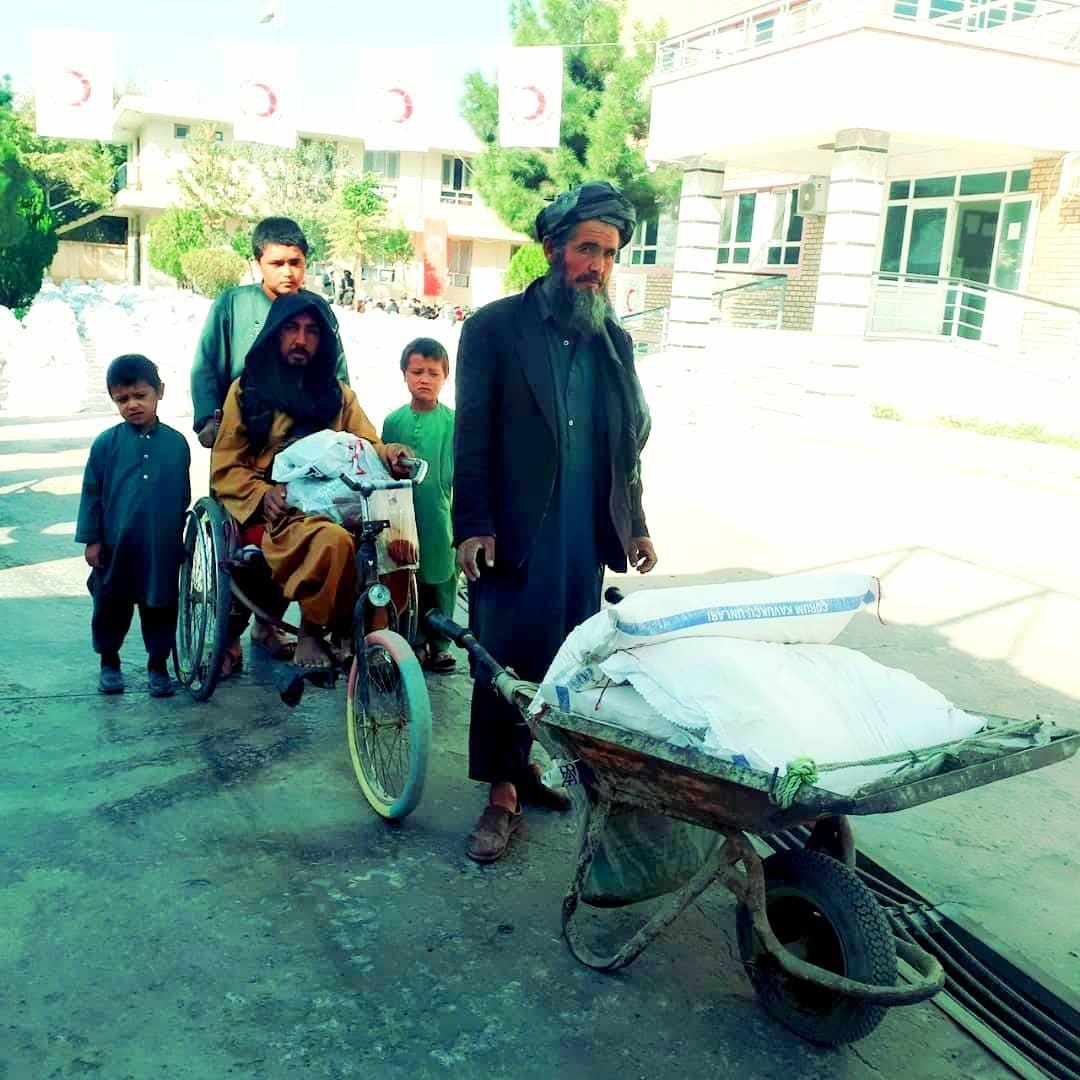 در سلسله کمک های بشردوستانه، هلال احمر افغانی به ۸۰۰ خانواده نیازمند در ولایت بلخ کمک توزیع نمود!