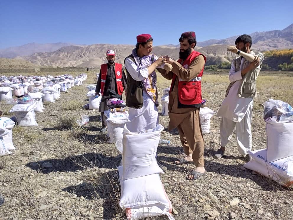 از سوی هلال احمر افغانی برای ۹۰۰ خانواده های مردم بی بضاعت ولایت بغلان مواد غذایی وغیر غذایی توزیع گردید!
