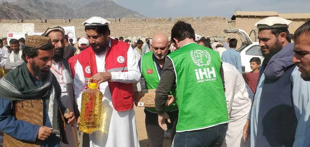 هلال احمر افغانستان برای ۱۰۰۰ خانواده فقیر در ولایات کنر و ننگرهار مواد غذایی توزیع نمود!