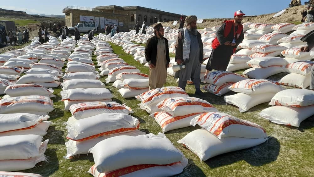 سرپل ولايت کې ۱۲۰۰ کورنيو سره د خوراکي توکو مرسته!