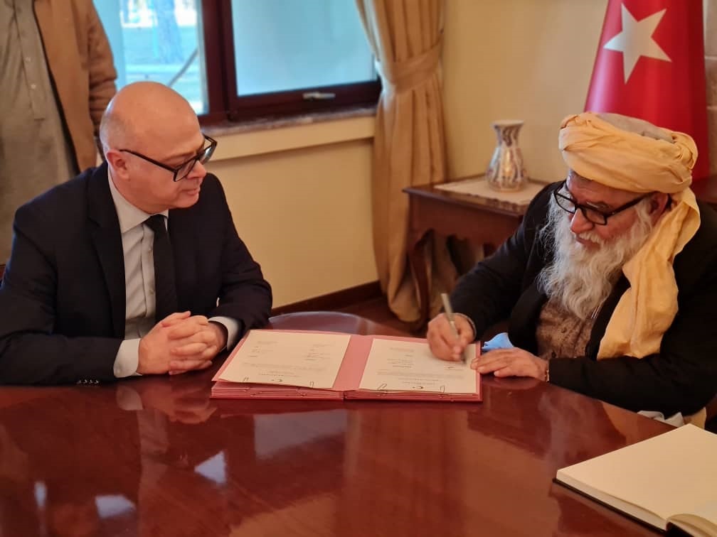 د افغاني سرې میاشتې د سرپرست عمومي په لاس د ترکیې له زلزله ځپلي ولس سره د اسلامي اُخوت، بشرپالنې، خواخوږۍ او دوستۍ پر بنسټ څلور نیم میلونه (۴۵۰۰۰۰۰) افغانۍ نغدي مرسته!