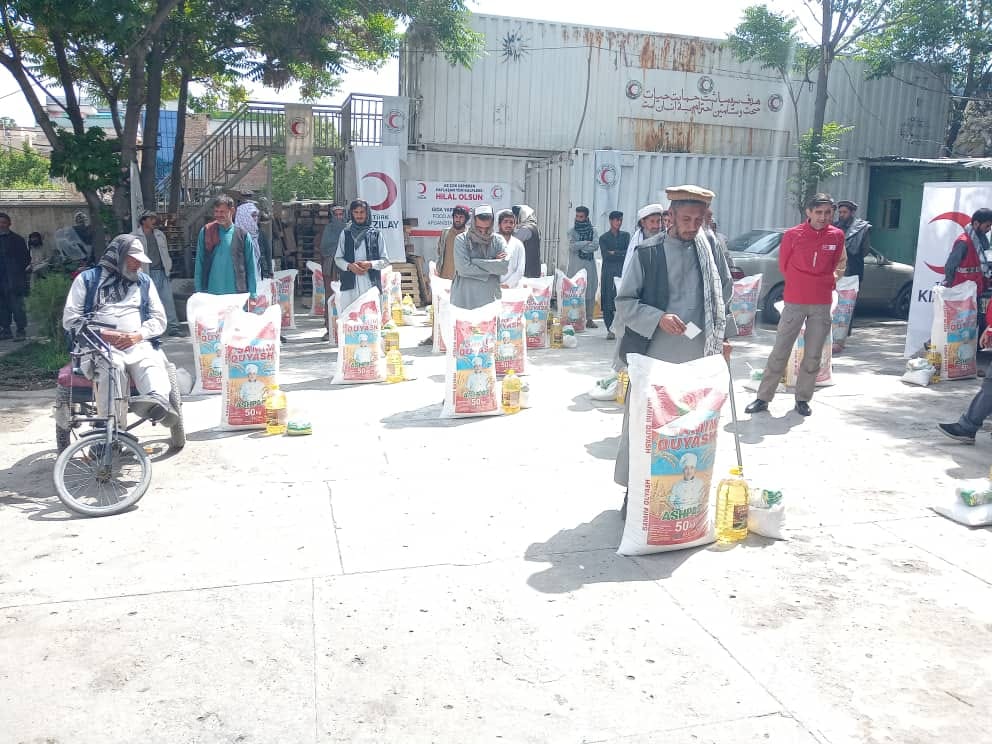 جمعیت هلال احمر افغانی در ولایت کابل برای ۴۰ خانواده مواد غذایی مساعدت نمود!