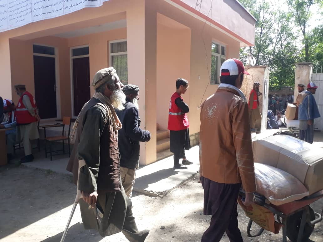 جمعیت هلال احمر افغانی به ۵۰۰ خانواده نیازمند ولایت پروان مواد غذایی مساعدت نمود!