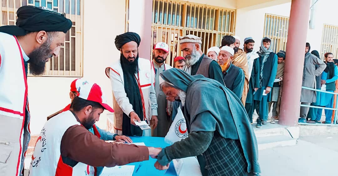 جمعیت هلال احمرافغانی برای ۳۰۰ خانواده در ولایت پکتیا مساعدت نمود!