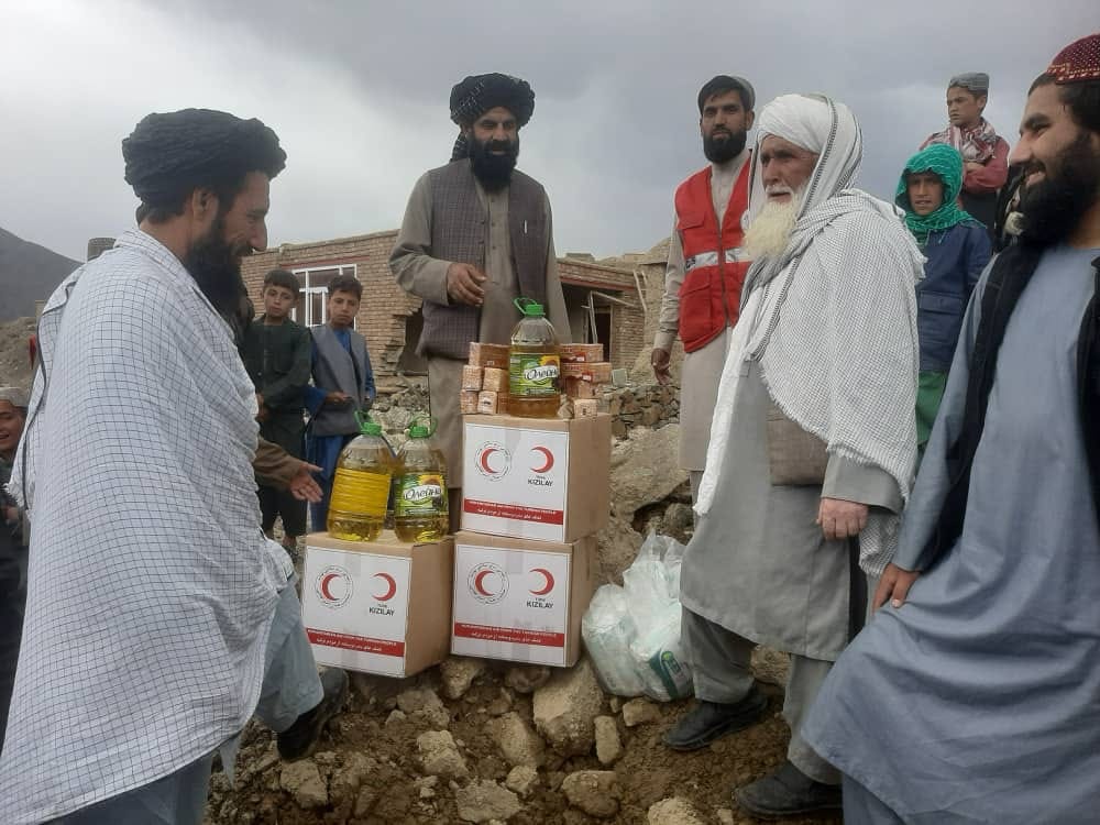 هلال احمر افغانی در ولایت پروان برای خانواده های سیلاب زده مساعدت توزیع نمود!