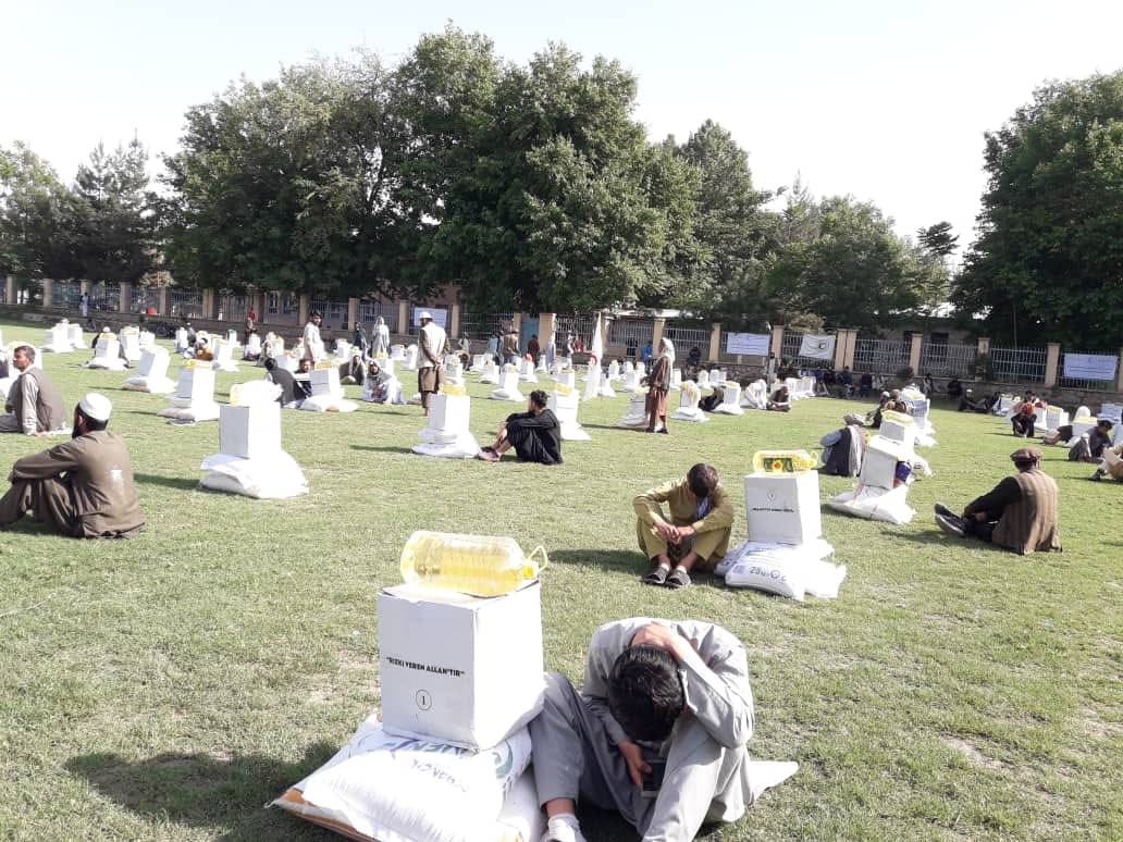 جمعیت هلال احمرافغانی برای ۳۰۰ خانواده در ولایت تخار مساعدت نمود!