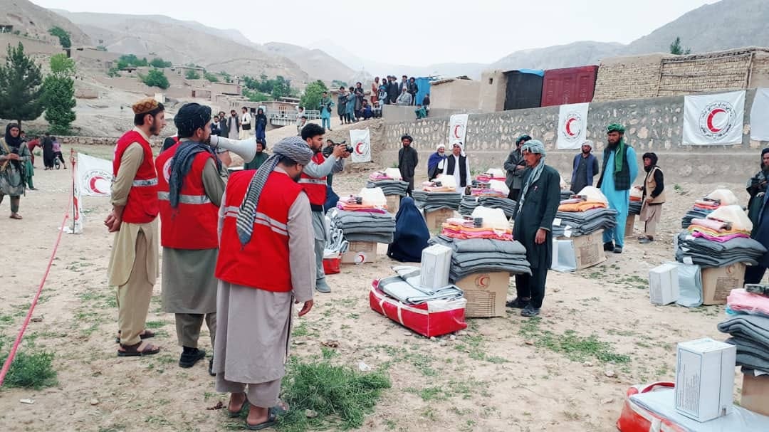 از طرف هلال احمرافغانی در ولایت بلخ برای ۱۸ خانواده سیلاب زده مساعدت صورت گرفت!