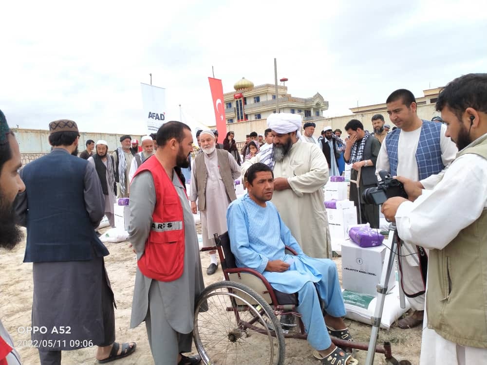 هلال احمرافغانی در ولایت سمنګان برای ۳۰۰ خانواده نیازمند مساعدت نمود!